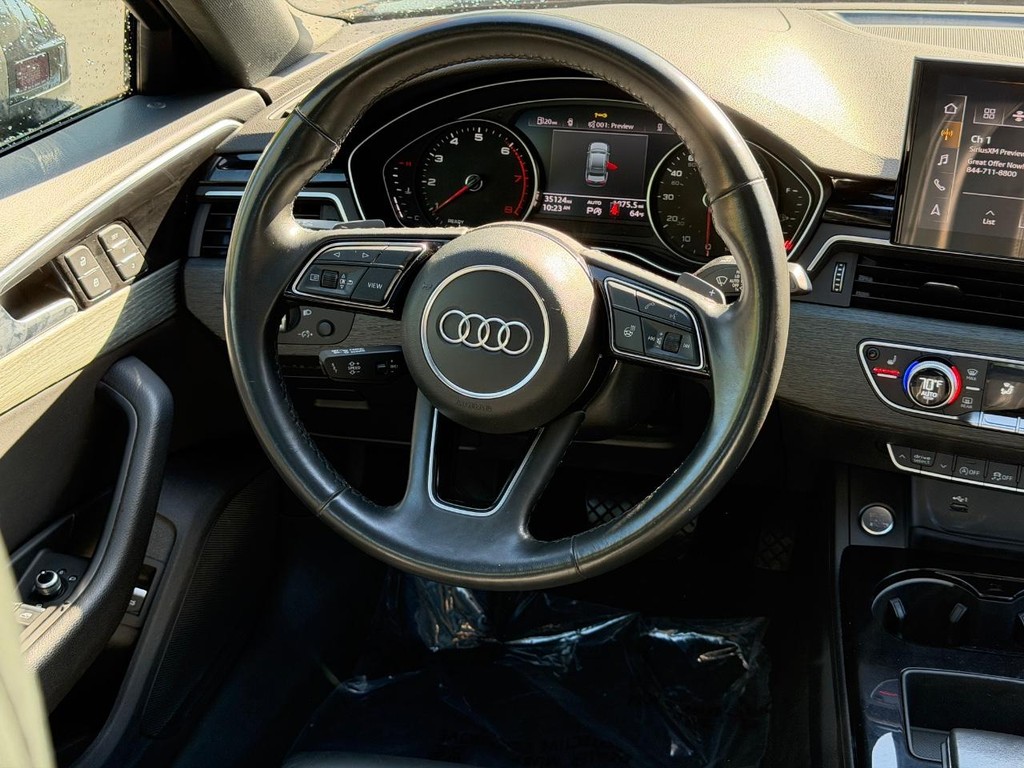 Audi A4 Sedan Vehicle Full-screen Gallery Image 11