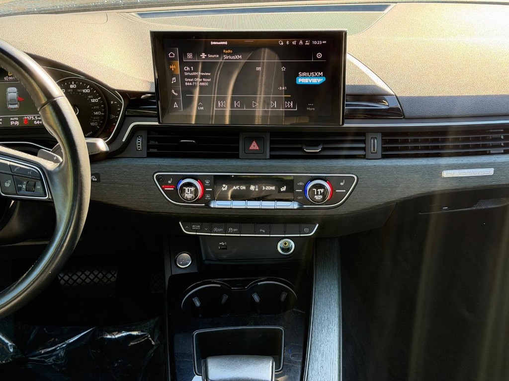 Audi A4 Sedan Vehicle Full-screen Gallery Image 12