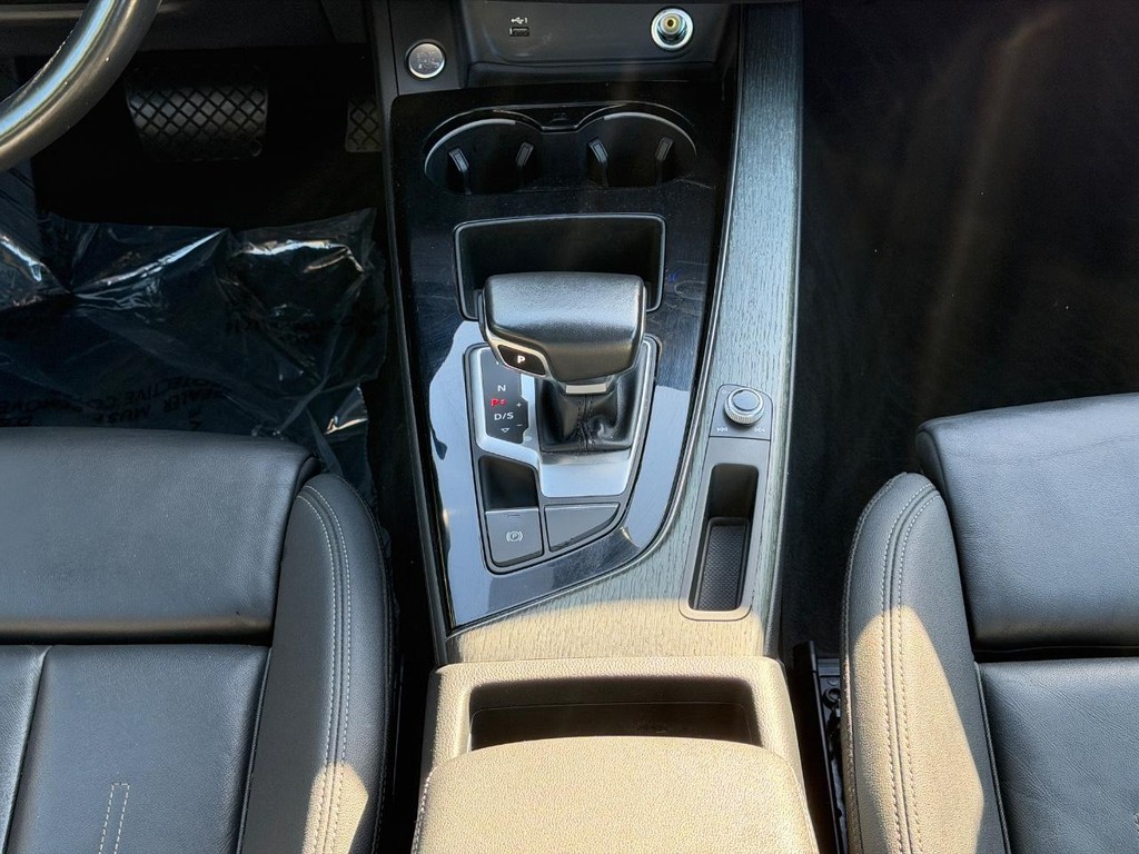 Audi A4 Sedan Vehicle Full-screen Gallery Image 13