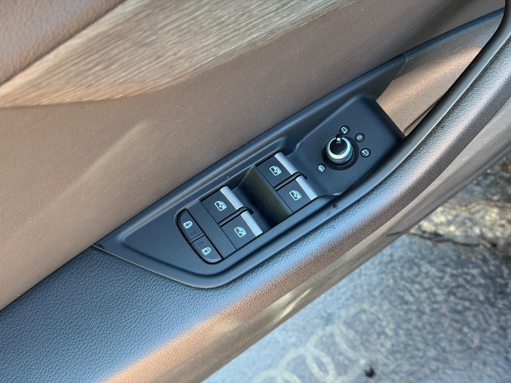 Audi A4 Sedan Vehicle Full-screen Gallery Image 14
