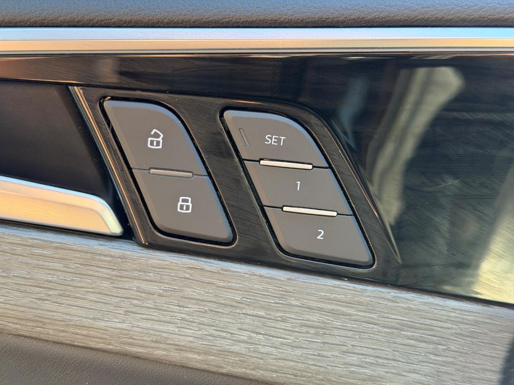 Audi A4 Sedan Vehicle Full-screen Gallery Image 15