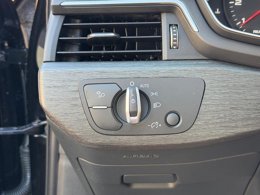 Audi A4 Sedan Vehicle Full-screen Gallery Image 16