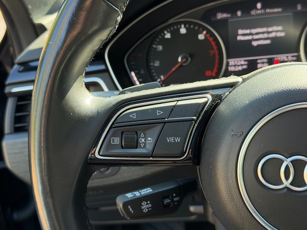 Audi A4 Sedan Vehicle Full-screen Gallery Image 17