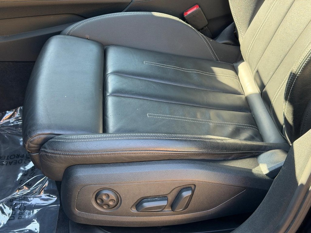 Audi A4 Sedan Vehicle Full-screen Gallery Image 23