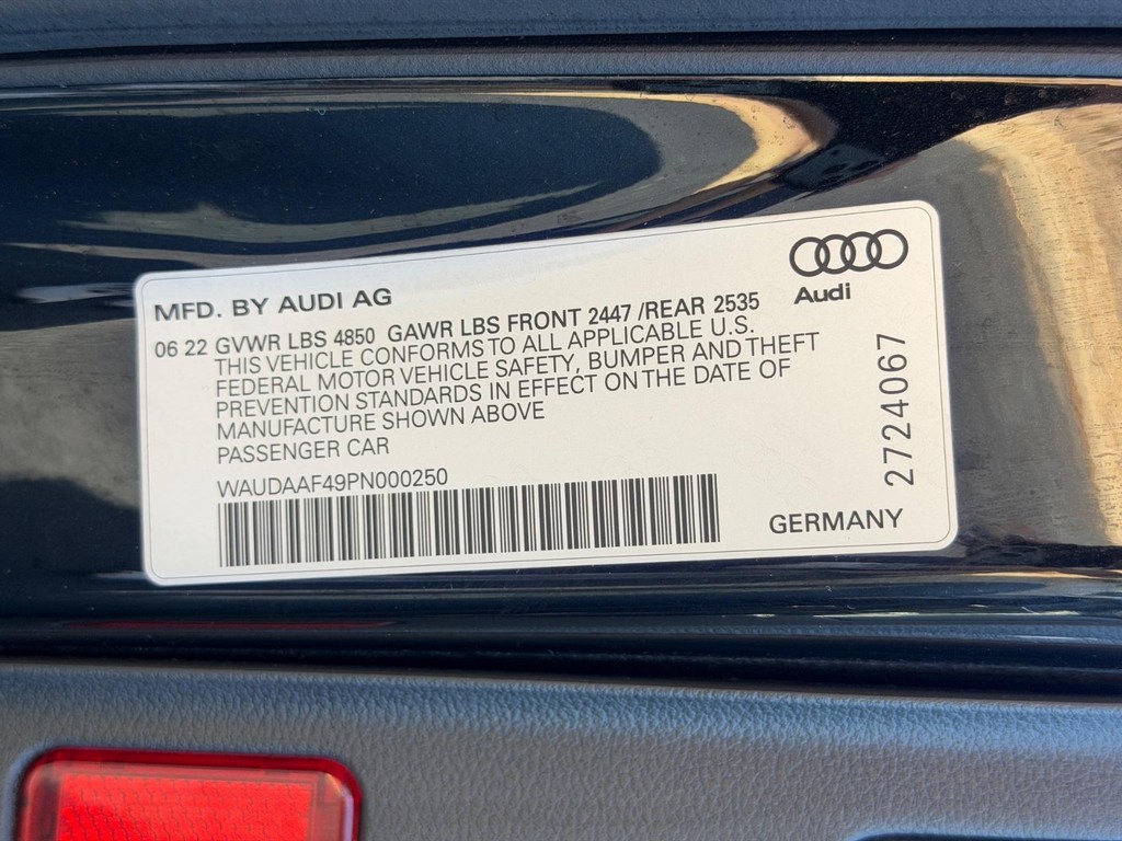 Audi A4 Sedan Vehicle Full-screen Gallery Image 24