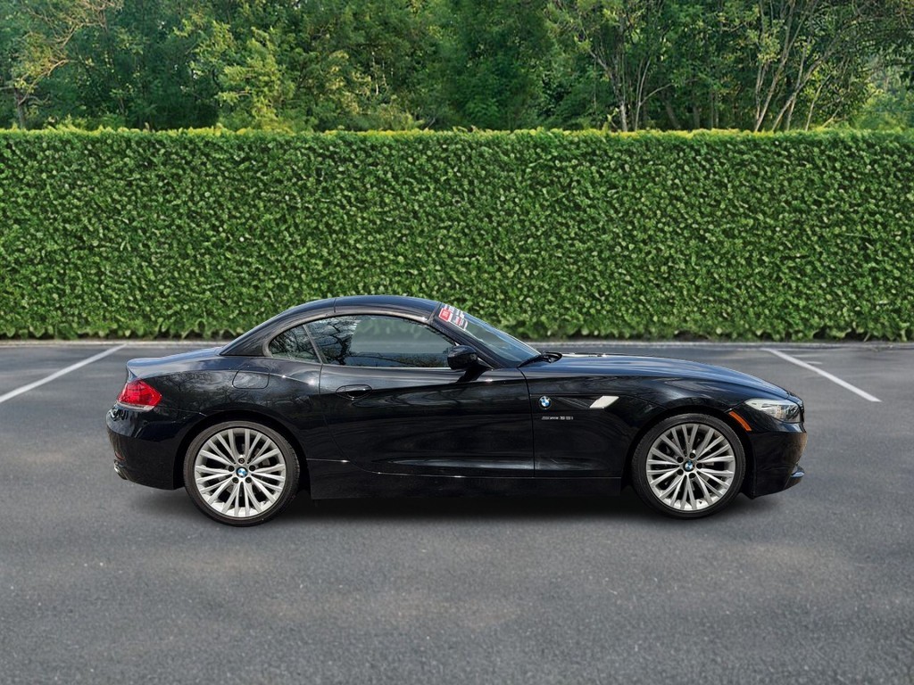 BMW Z4 Vehicle Full-screen Gallery Image 02