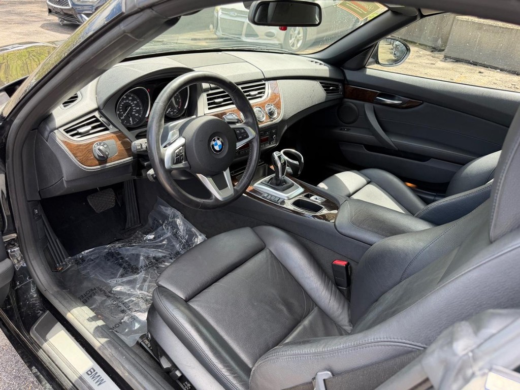 BMW Z4 Vehicle Full-screen Gallery Image 07