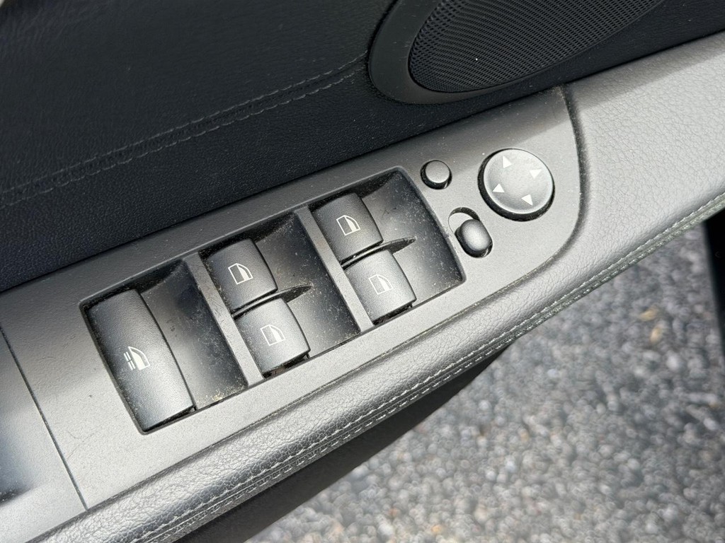 BMW Z4 Vehicle Full-screen Gallery Image 08