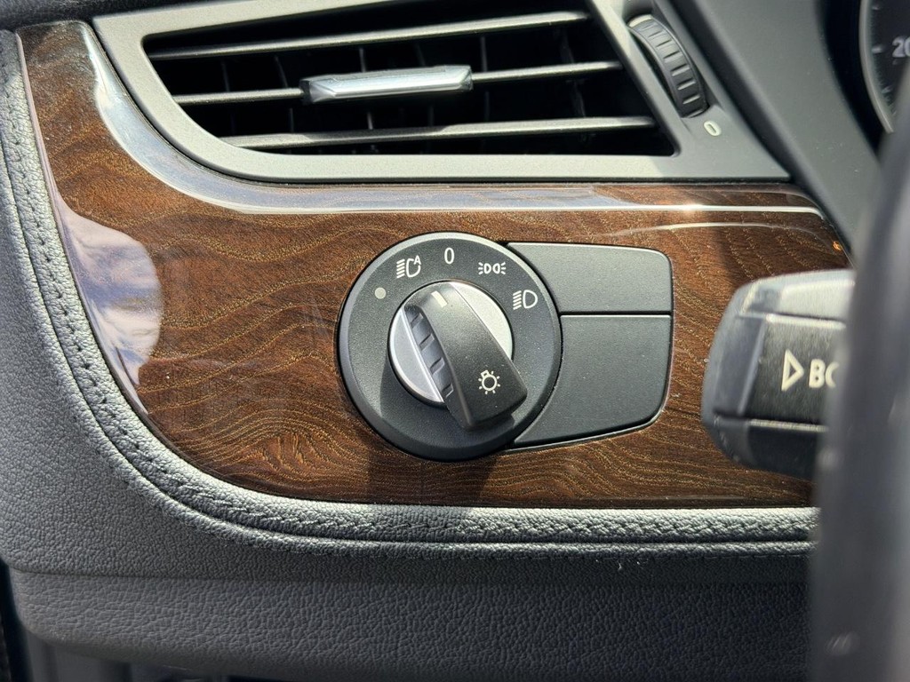 BMW Z4 Vehicle Full-screen Gallery Image 09