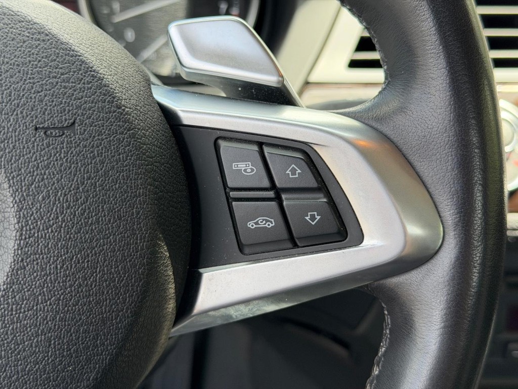 BMW Z4 Vehicle Full-screen Gallery Image 11