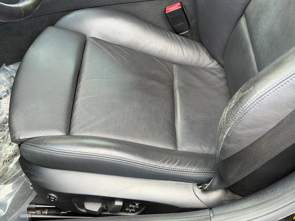 BMW Z4 Vehicle Full-screen Gallery Image 15