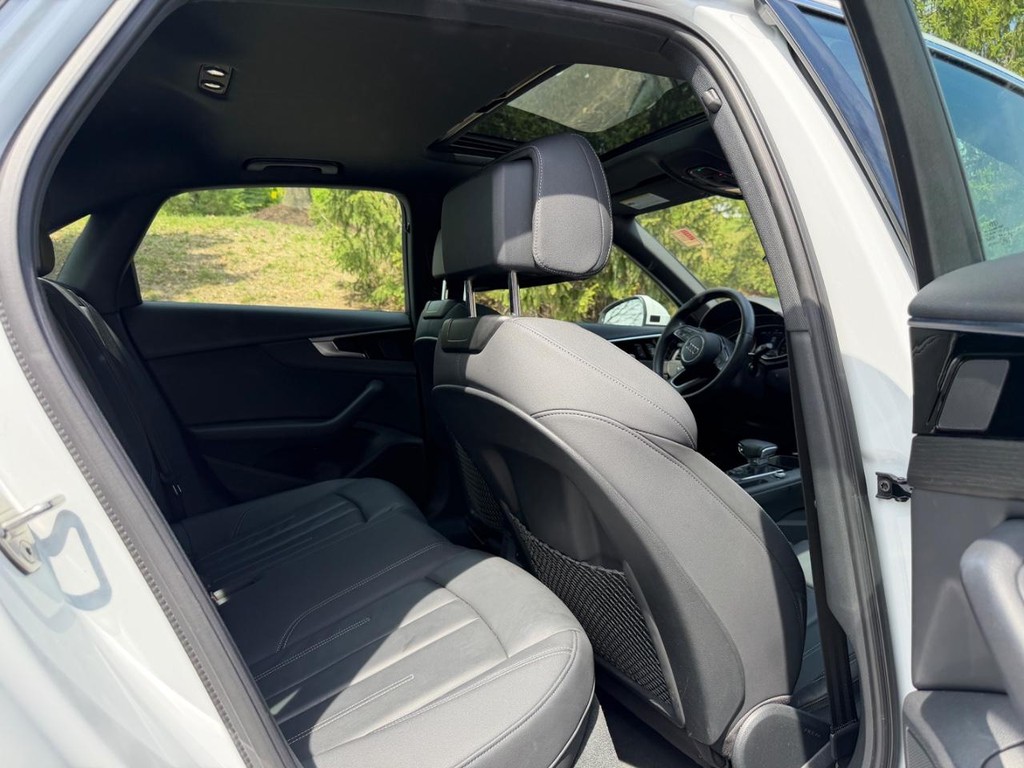 Audi A4 Sedan Vehicle Full-screen Gallery Image 10