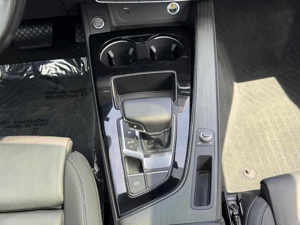 Audi A4 Sedan Vehicle Full-screen Gallery Image 14