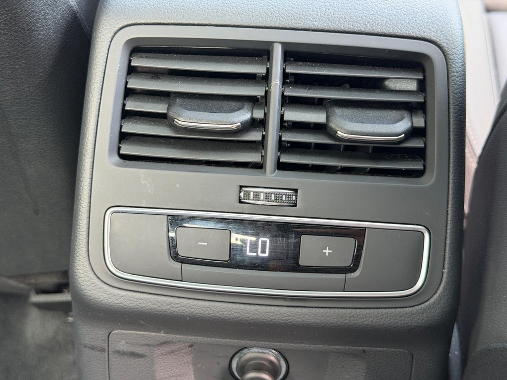 Audi A4 Sedan Vehicle Full-screen Gallery Image 15