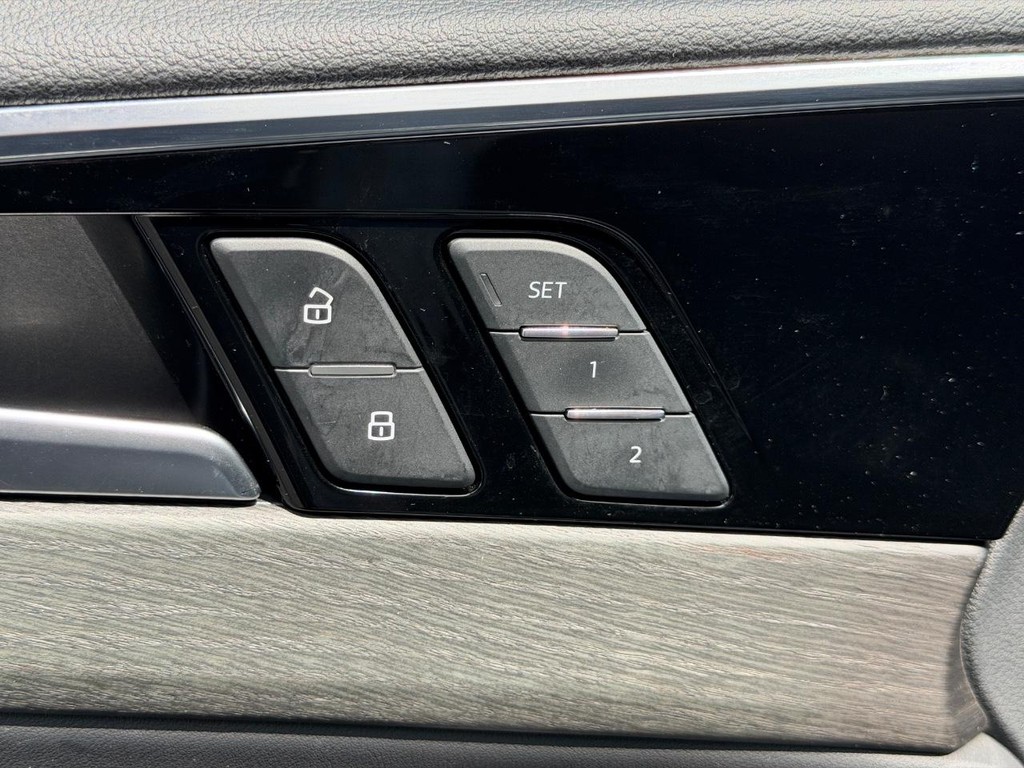 Audi A4 Sedan Vehicle Full-screen Gallery Image 17