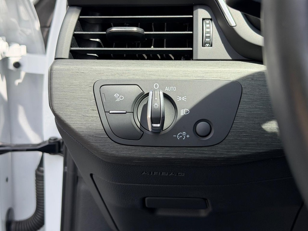 Audi A4 Sedan Vehicle Full-screen Gallery Image 18