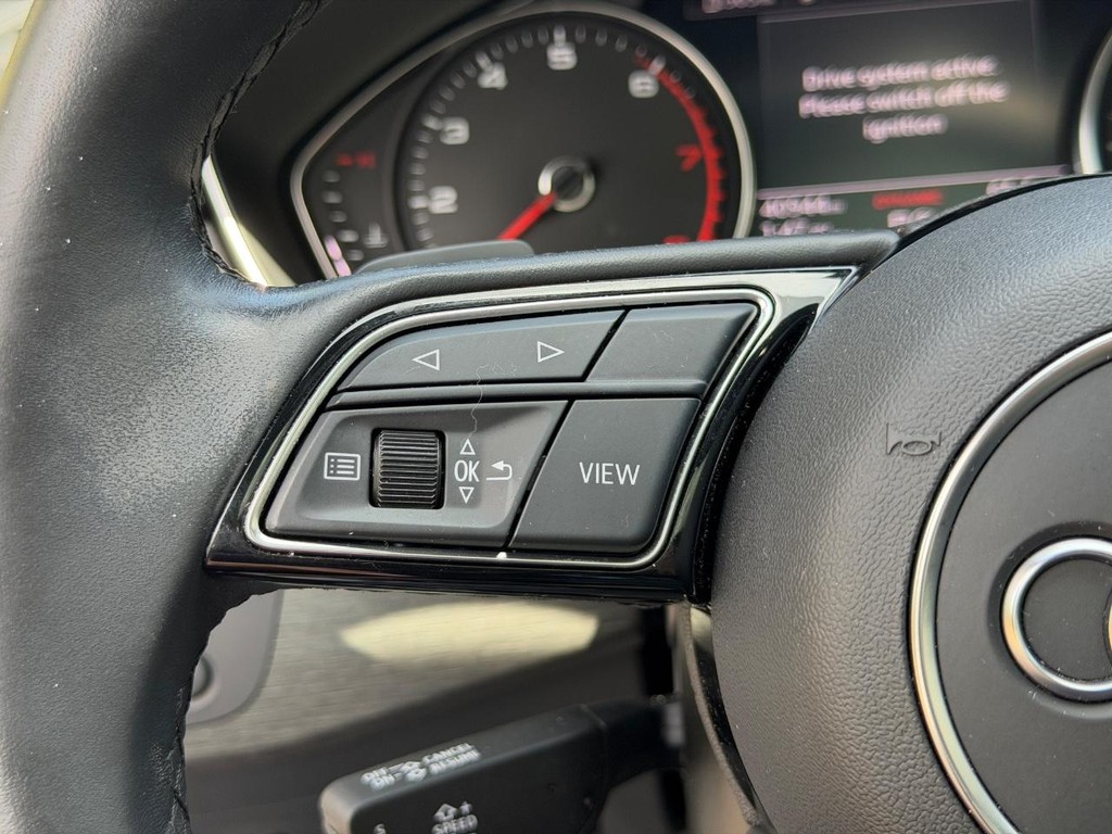 Audi A4 Sedan Vehicle Full-screen Gallery Image 19