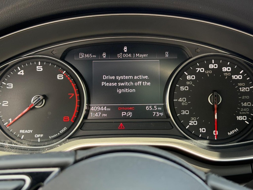 Audi A4 Sedan Vehicle Full-screen Gallery Image 21