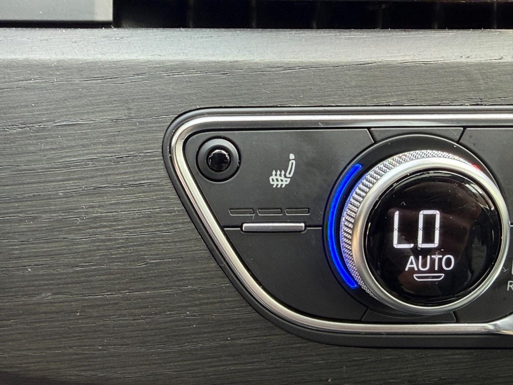 Audi A4 Sedan Vehicle Full-screen Gallery Image 24