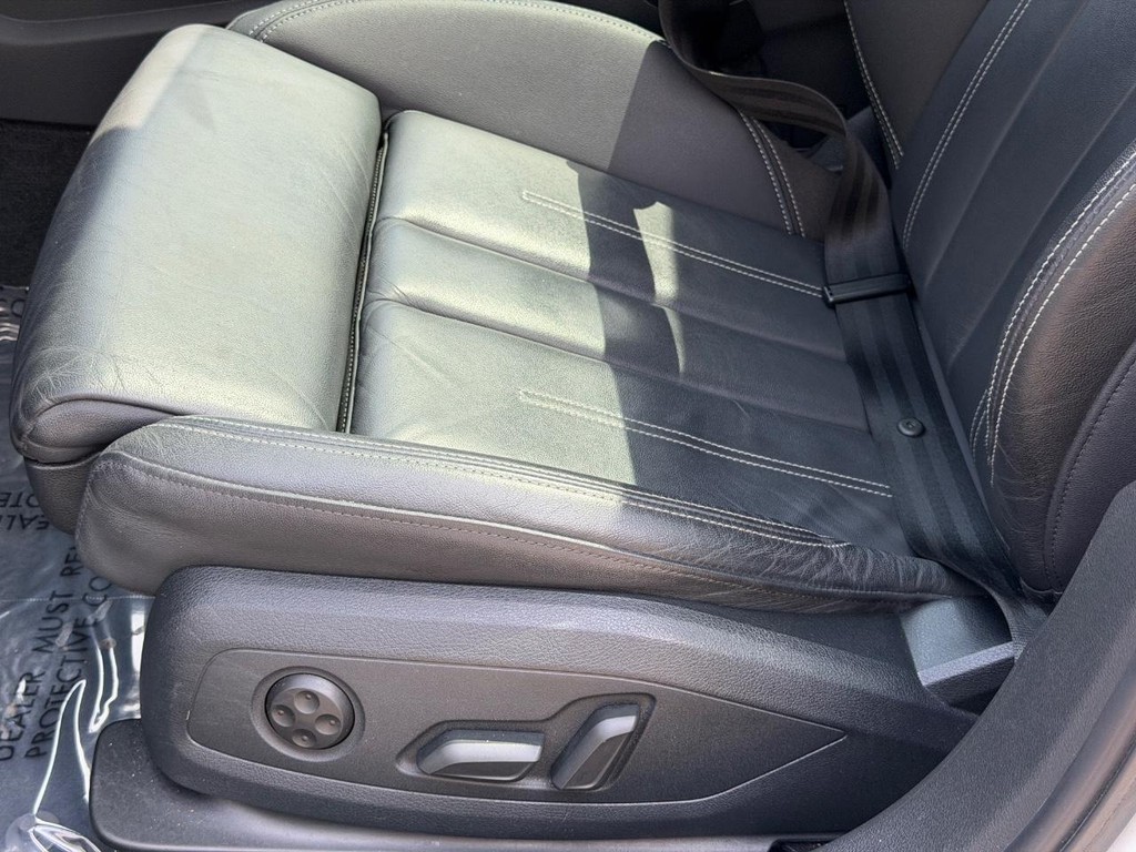 Audi A4 Sedan Vehicle Full-screen Gallery Image 25