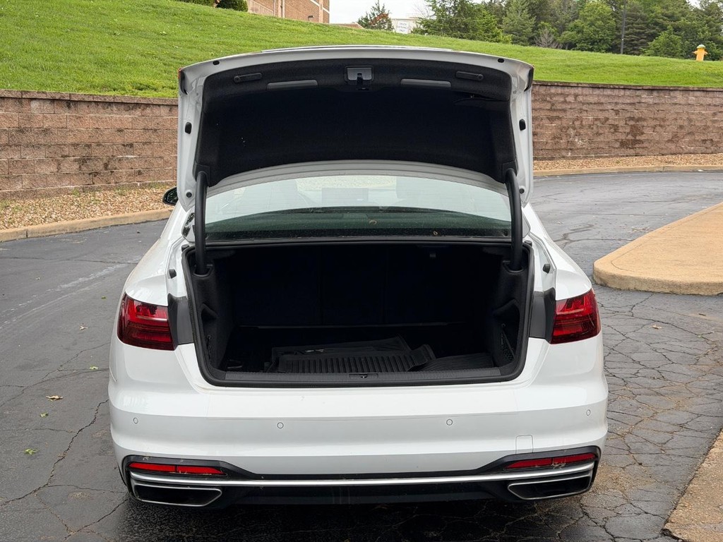 Audi A4 Sedan Vehicle Full-screen Gallery Image 04