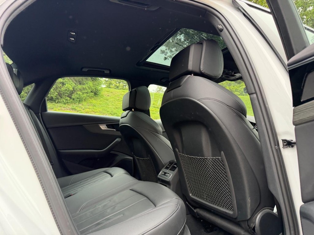 Audi A4 Sedan Vehicle Full-screen Gallery Image 10