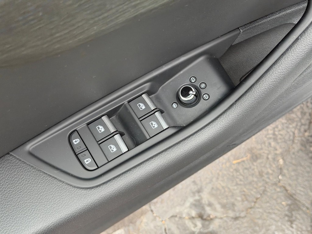 Audi A4 Sedan Vehicle Full-screen Gallery Image 15