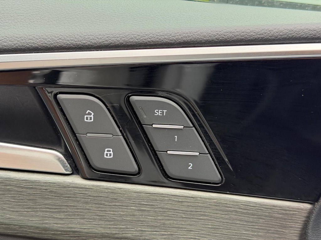 Audi A4 Sedan Vehicle Full-screen Gallery Image 16