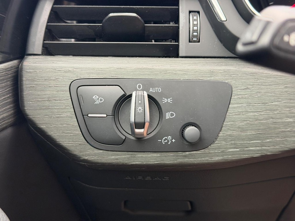 Audi A4 Sedan Vehicle Full-screen Gallery Image 17