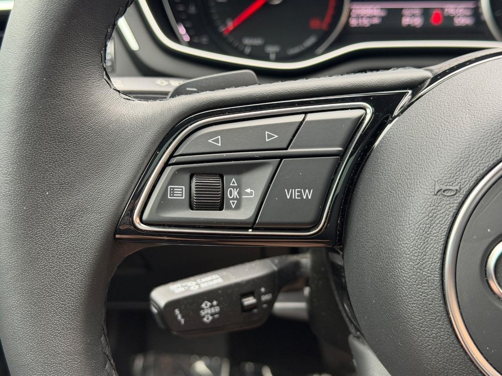 Audi A4 Sedan Vehicle Full-screen Gallery Image 18