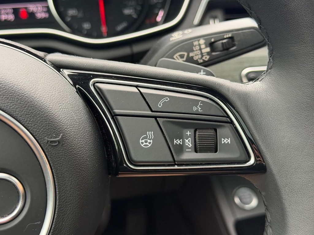 Audi A4 Sedan Vehicle Full-screen Gallery Image 19