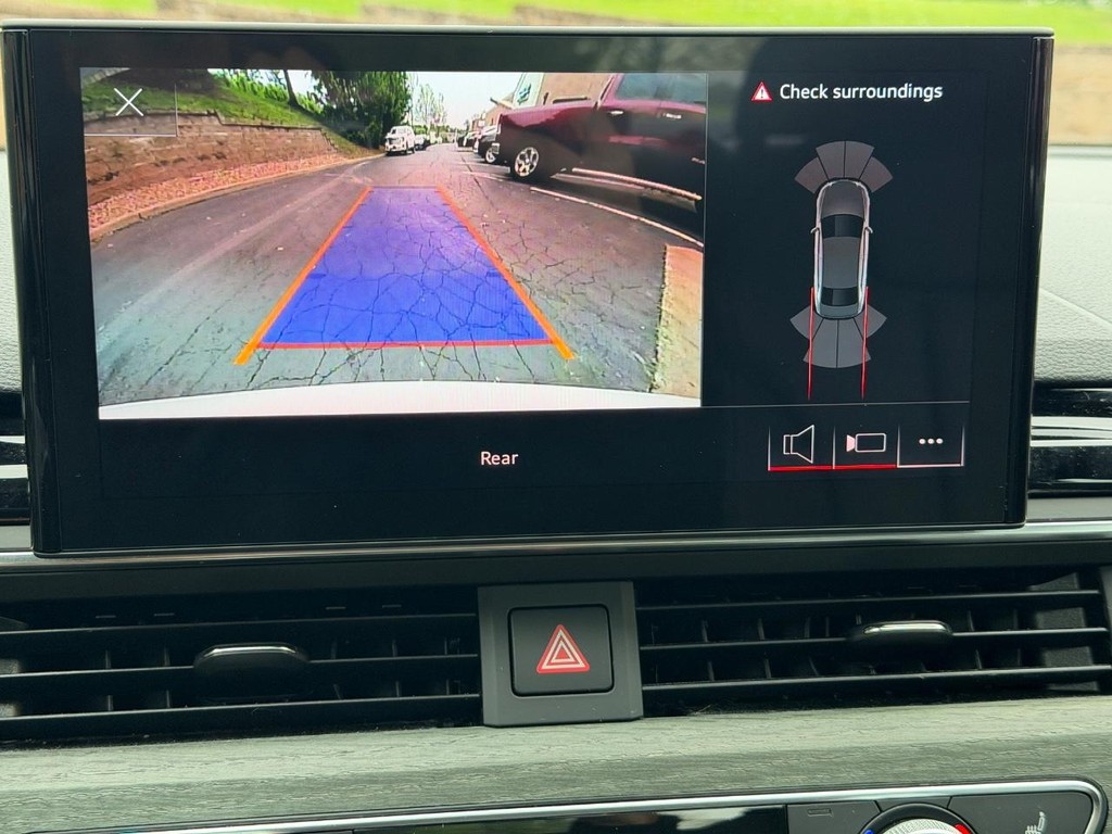 Audi A4 Sedan Vehicle Full-screen Gallery Image 22