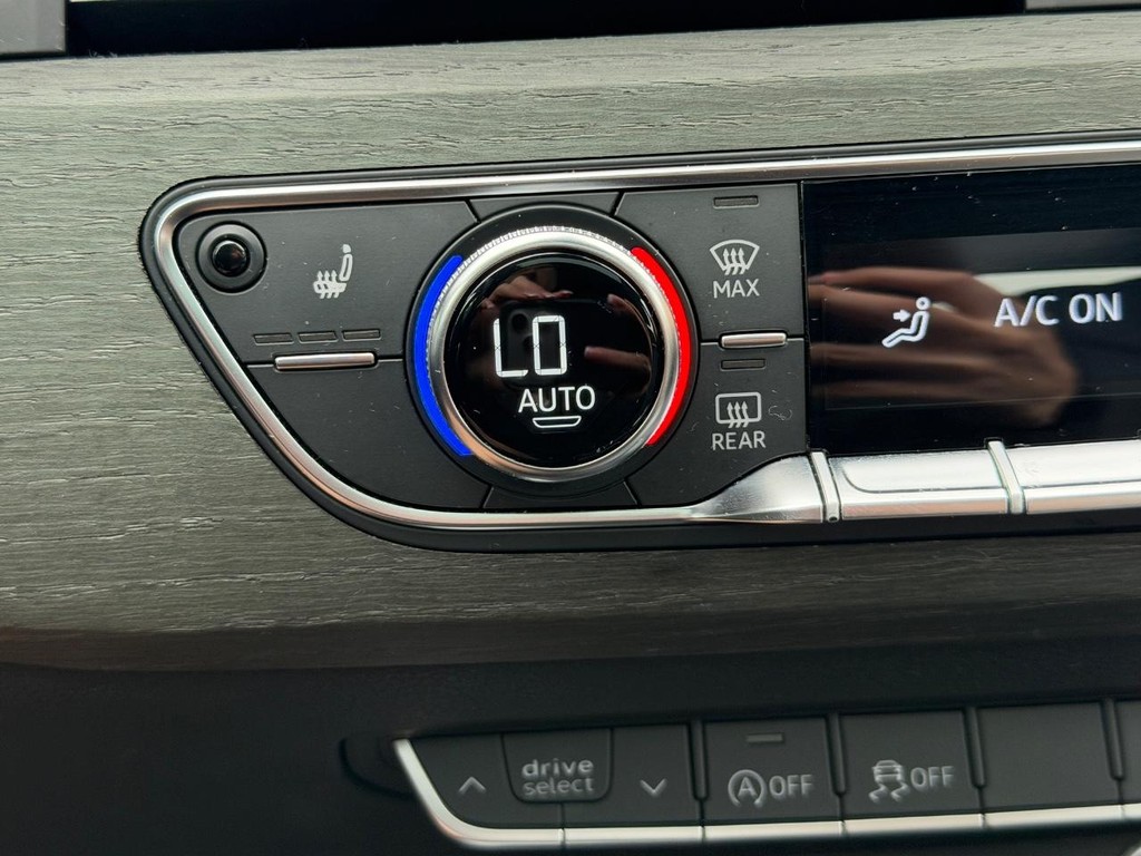 Audi A4 Sedan Vehicle Full-screen Gallery Image 23