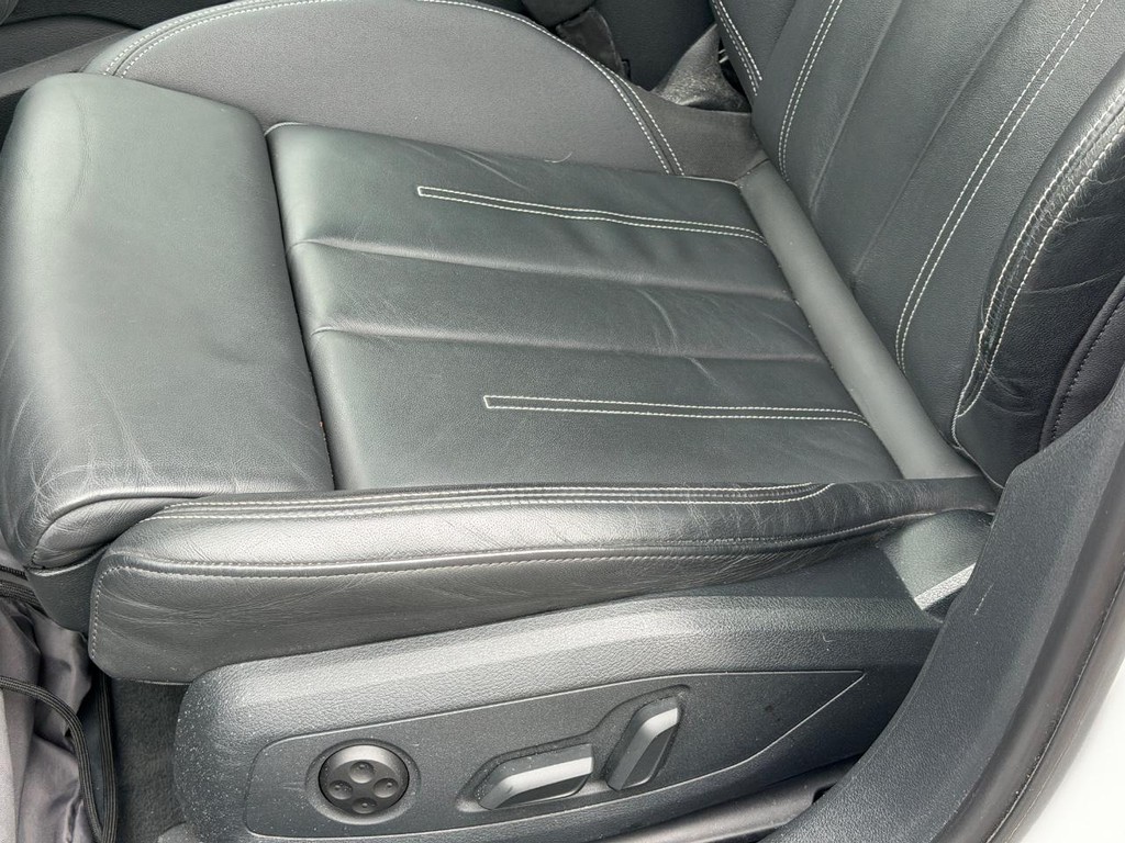 Audi A4 Sedan Vehicle Full-screen Gallery Image 24