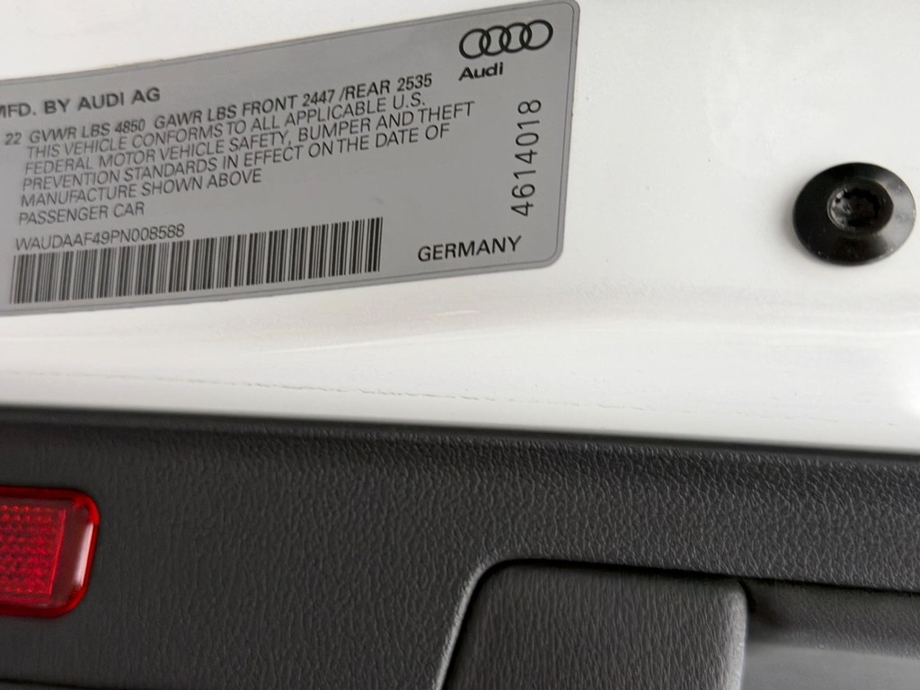 Audi A4 Sedan Vehicle Full-screen Gallery Image 25