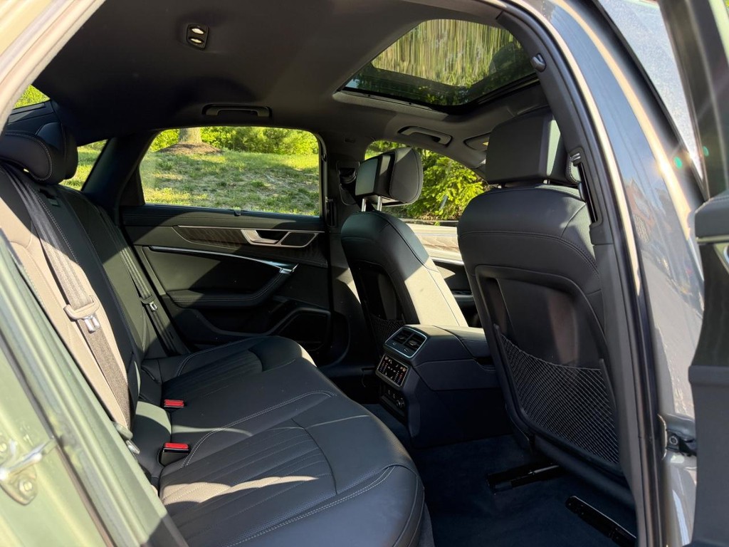 Audi A6 Sedan Vehicle Full-screen Gallery Image 10