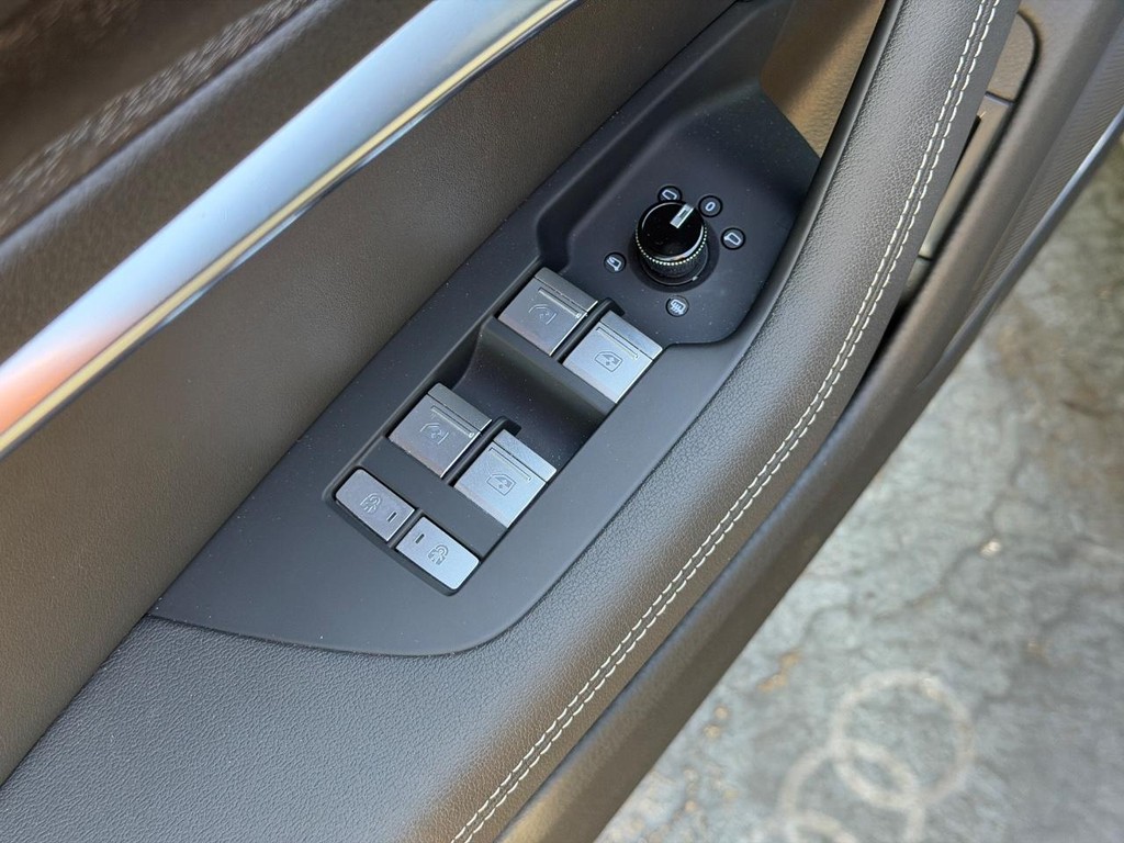 Audi A6 Sedan Vehicle Full-screen Gallery Image 16