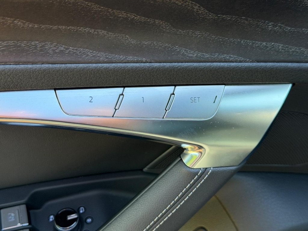 Audi A6 Sedan Vehicle Full-screen Gallery Image 17