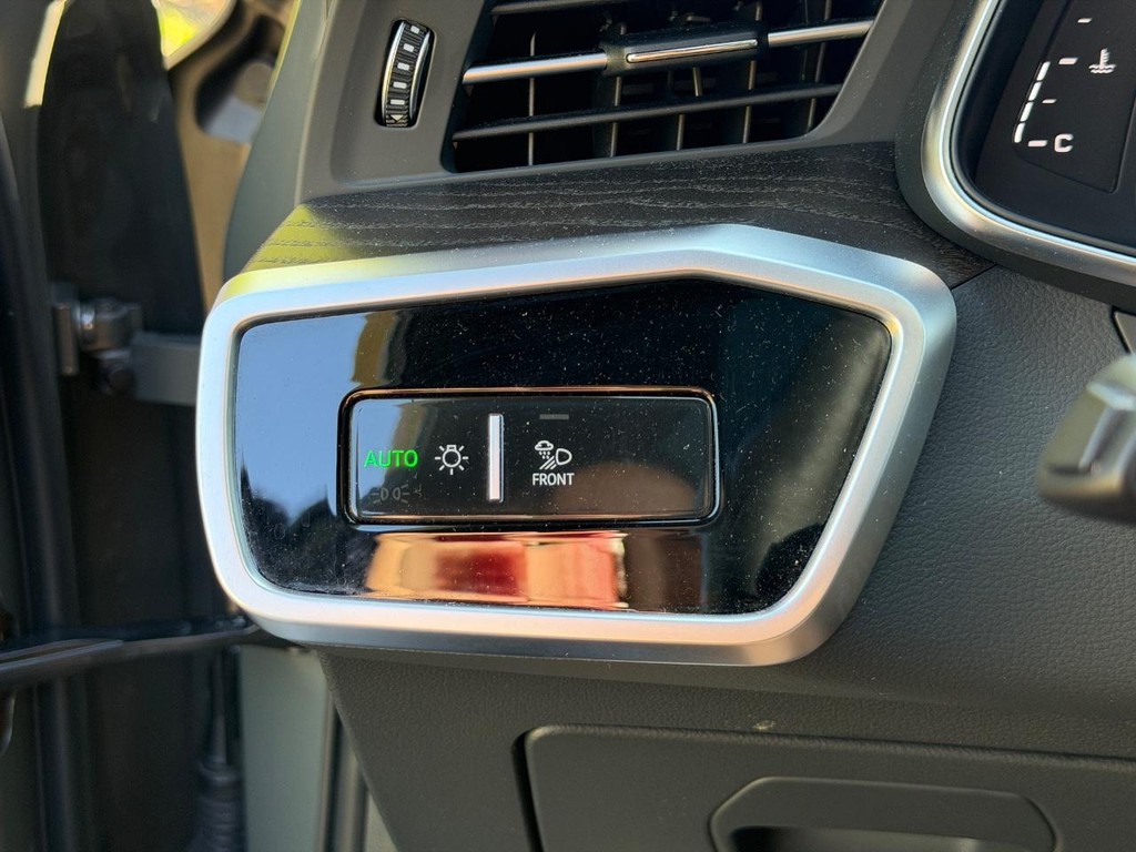 Audi A6 Sedan Vehicle Full-screen Gallery Image 18