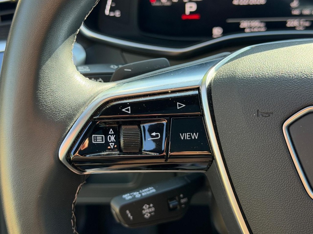 Audi A6 Sedan Vehicle Full-screen Gallery Image 19