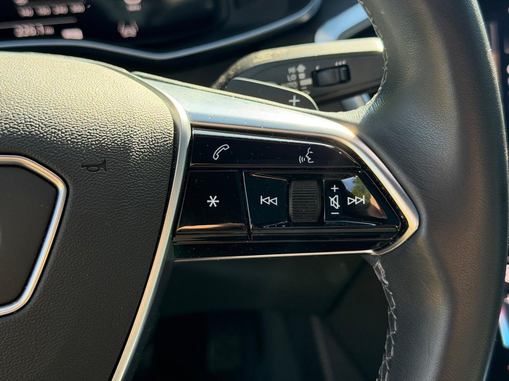 Audi A6 Sedan Vehicle Full-screen Gallery Image 20