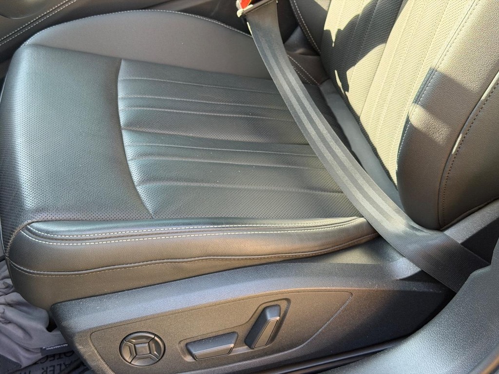 Audi A6 Sedan Vehicle Full-screen Gallery Image 25