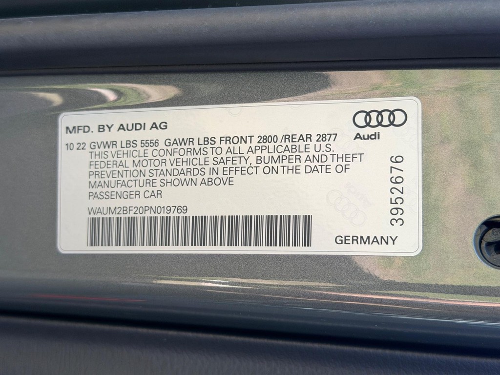 Audi A6 Sedan Vehicle Full-screen Gallery Image 26