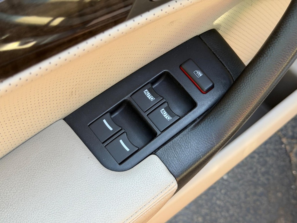 Acura TL Vehicle Full-screen Gallery Image 15