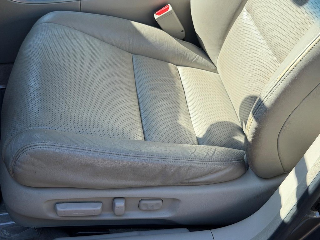 Acura TL Vehicle Full-screen Gallery Image 23