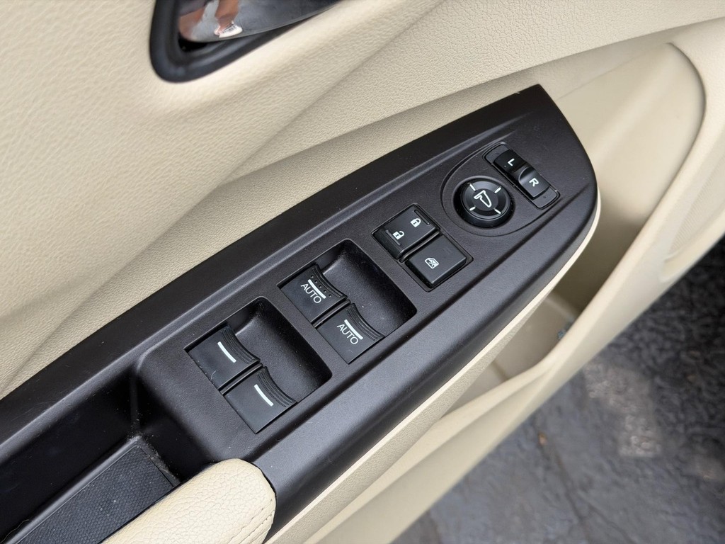 Acura RDX Vehicle Full-screen Gallery Image 15