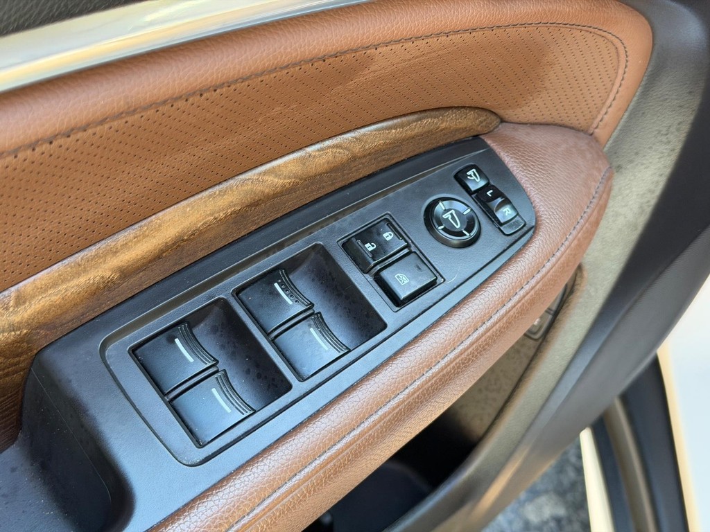 Acura MDX Vehicle Full-screen Gallery Image 16