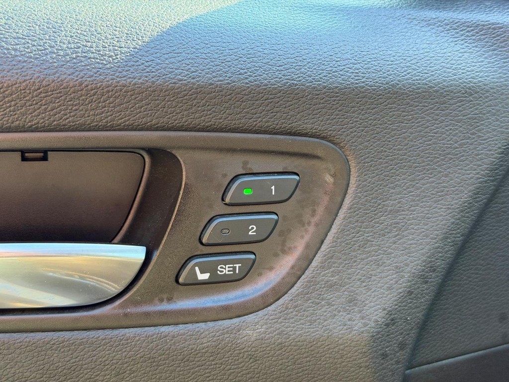 Acura MDX Vehicle Full-screen Gallery Image 17