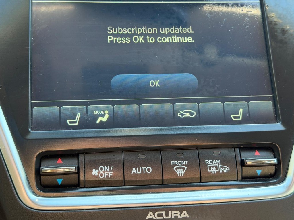 Acura MDX Vehicle Full-screen Gallery Image 24