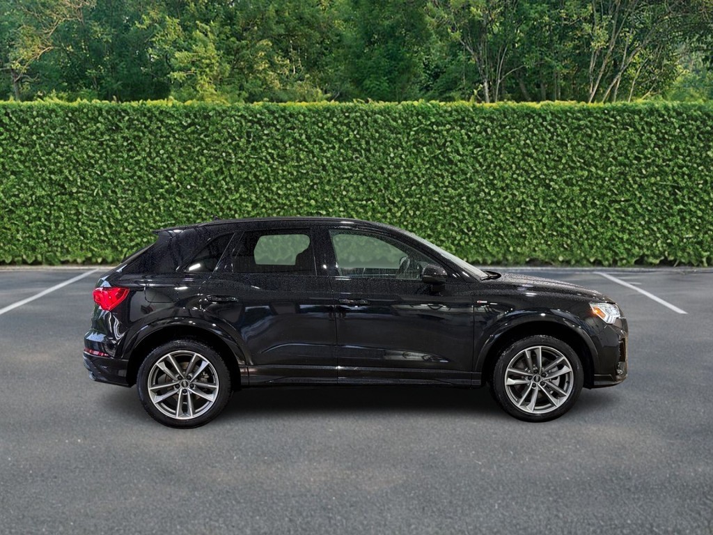 Audi Q3 Vehicle Full-screen Gallery Image 02